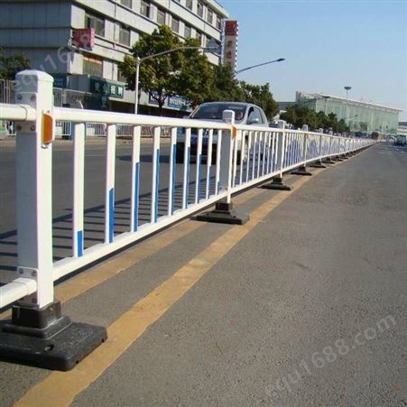 新郑机非道路隔离栏 城市隔离围栏 定制市政道路钢护栏