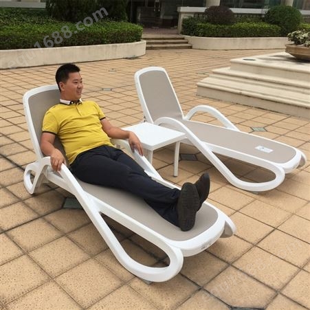 沈阳温泉酒店泳池躺椅结实耐用的游泳馆躺椅海边沙滩椅水上乐园专用塑料沙滩椅