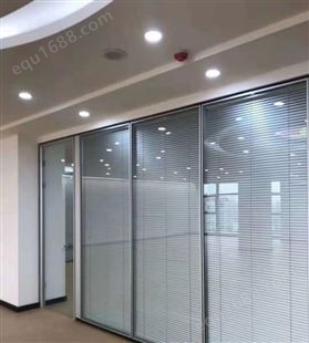 成都易昀会议室、洽谈室、设计室等类似区域的玻璃隔断墙设计