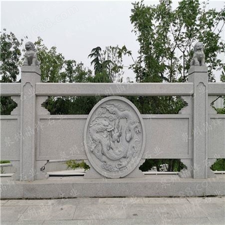 石雕栏杆 石材护栏的保护作用 青石质地美观 栏板的花草雕刻